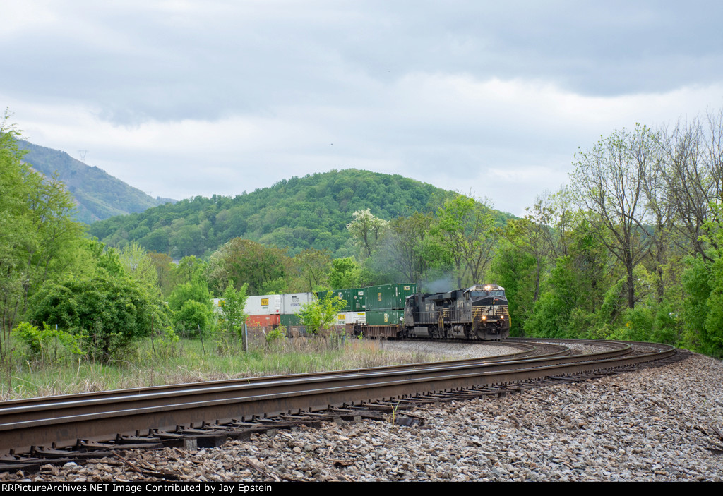 An eastbound intermodal rounds the bend at Singer 